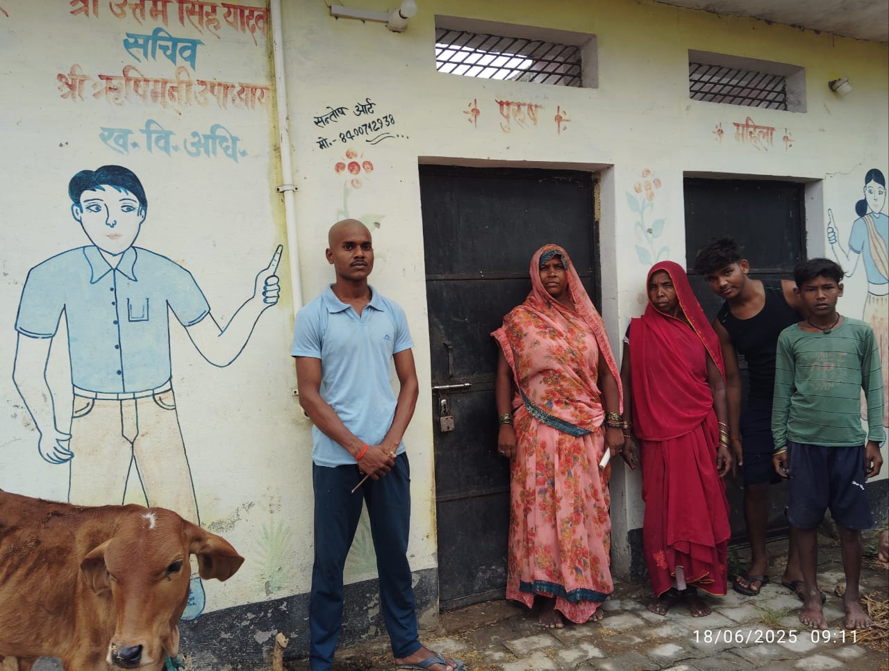 बसंतपट्मुटी गांव मे सादायिक शौचालय का ताला बंद होने को लेकर परेशान महिलाएं बसंतपट्मुटी गांव मे सादायिक शौचालय का ताला बंद होने को लेकर परेशान महिलाएं