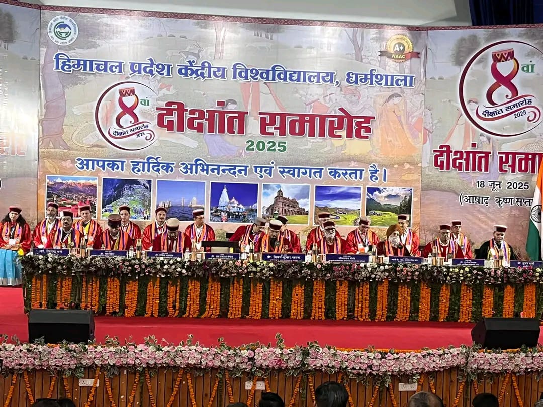 शिक्षा ज्ञान देती है, जबकि दीक्षा जीवन जीने की कला का महत्व सिखाती है शिक्षा ज्ञान देती है, जबकि दीक्षा जीवन जीने की कला का महत्व सिखाती है