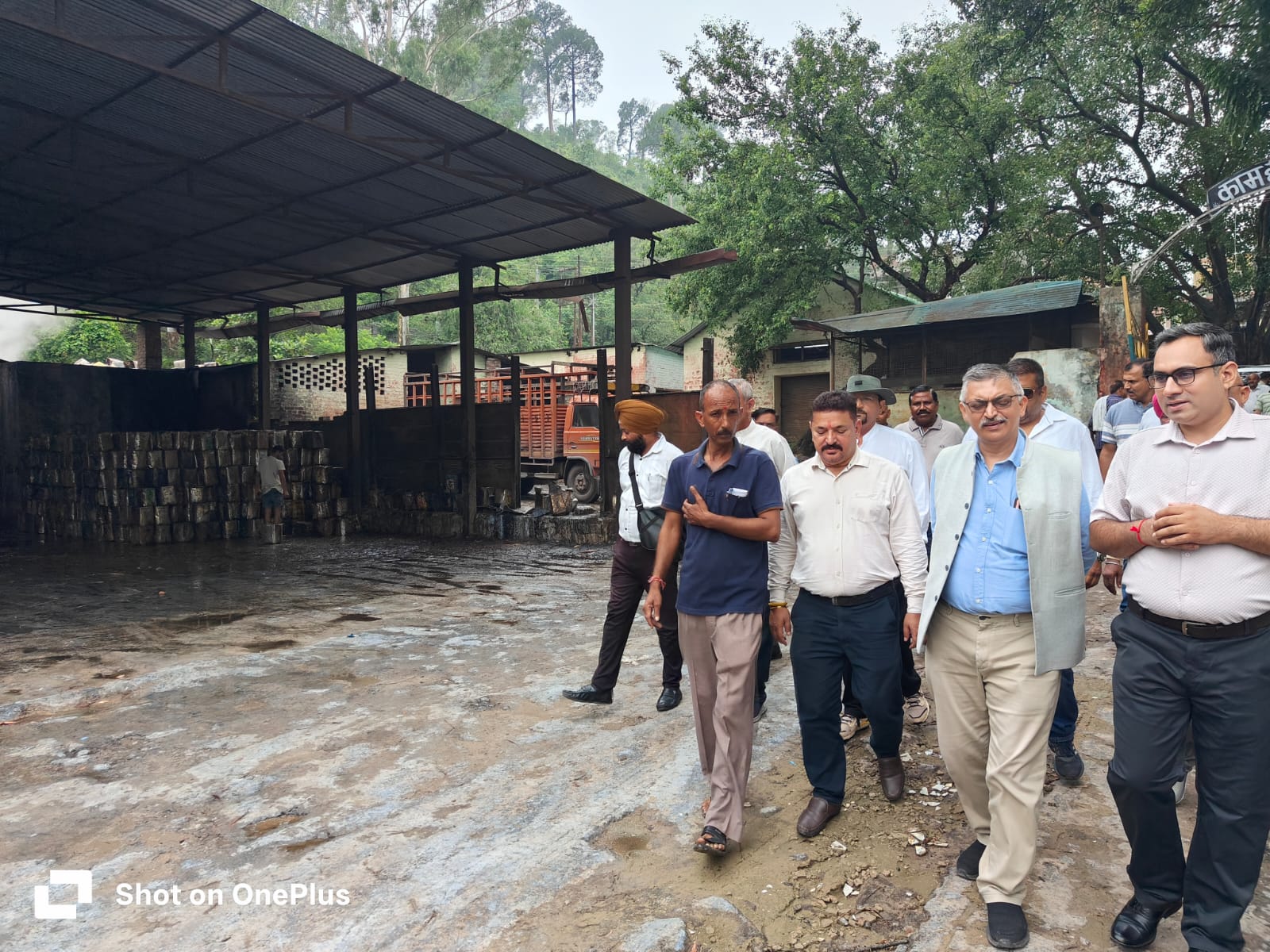 विधायक अजय सोलंकी ने बिरोजा फैक्ट्री, नाहन का निरीक्षण किया — कर्मचारियों की मांगों और उत्पादन क्षमता का लिया जायजा विधायक अजय सोलंकी ने बिरोजा फैक्ट्री, नाहन का निरीक्षण किया — कर्मचारियों की मांगों और उत्पादन क्षमता का लिया जायजा