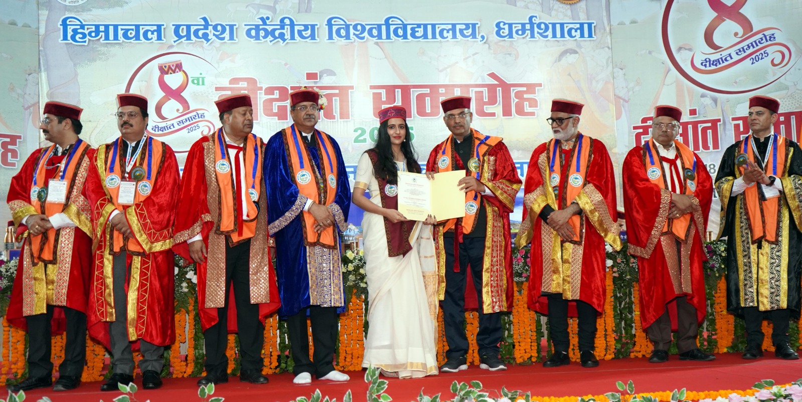 सीयू के दीक्षांत समारोह में छात्रा को डिग्री देते हुए मुख्यातिथि। सीयू के दीक्षांत समारोह में छात्रा को डिग्री देते हुए मुख्यातिथि।