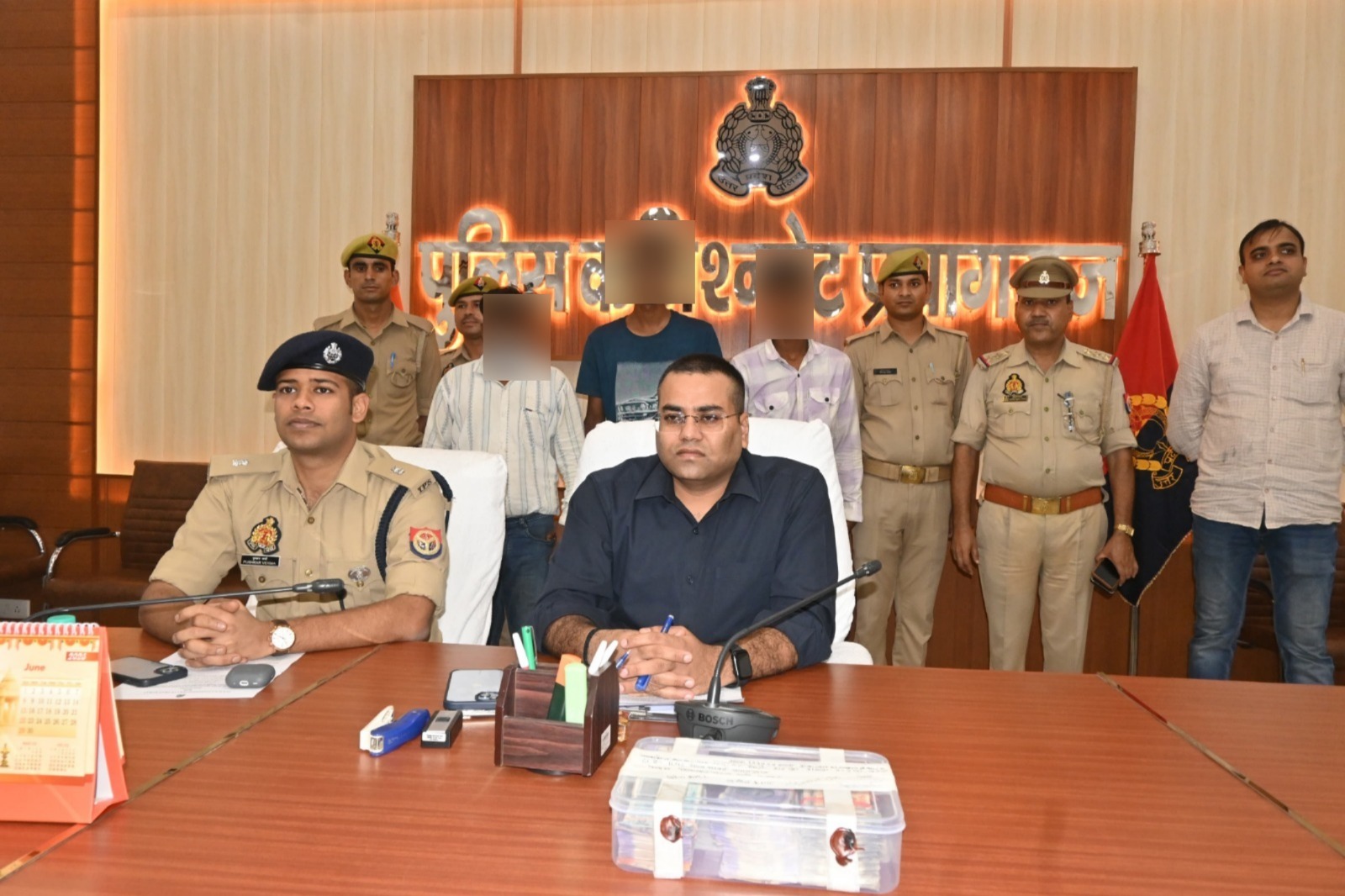 फर्जी लूट कांड मामले में गिरफ्तार आरोपितों एवं पुलिस अधिकारियों का छाया चित्र फर्जी लूट कांड मामले में गिरफ्तार आरोपितों एवं पुलिस अधिकारियों का छाया चित्र