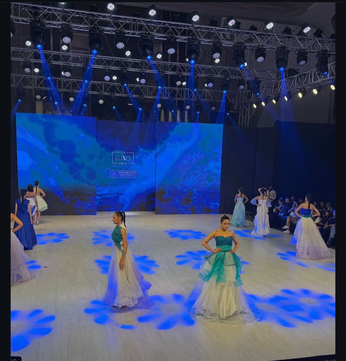 धमाकेदार एन्ट्री करते हुए संस्कृति विश्वविद्यालय की छात्राएं धमाकेदार एन्ट्री करते हुए संस्कृति विश्वविद्यालय की छात्राएं