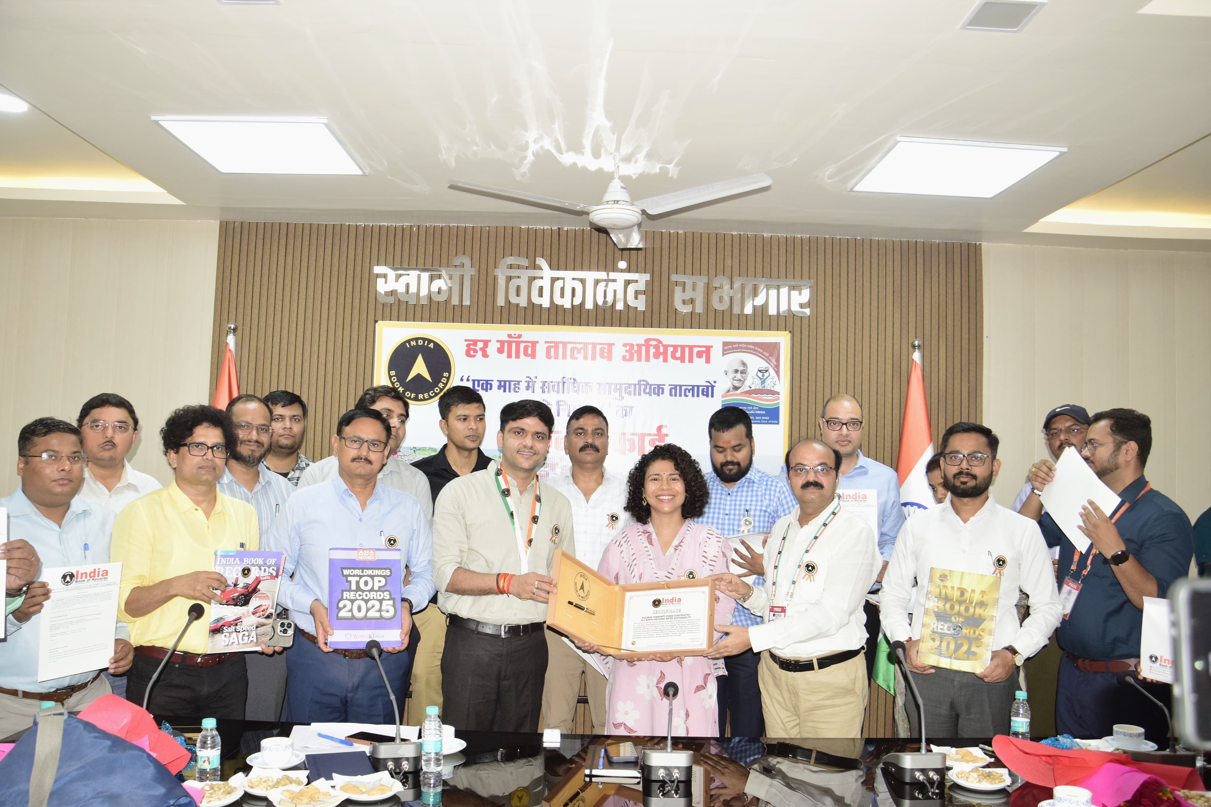 विकास भवन सभागार में आयोजित सम्मान समारोह के दौरान डीएम एवं अन्य। विकास भवन सभागार में आयोजित सम्मान समारोह के दौरान डीएम एवं अन्य।