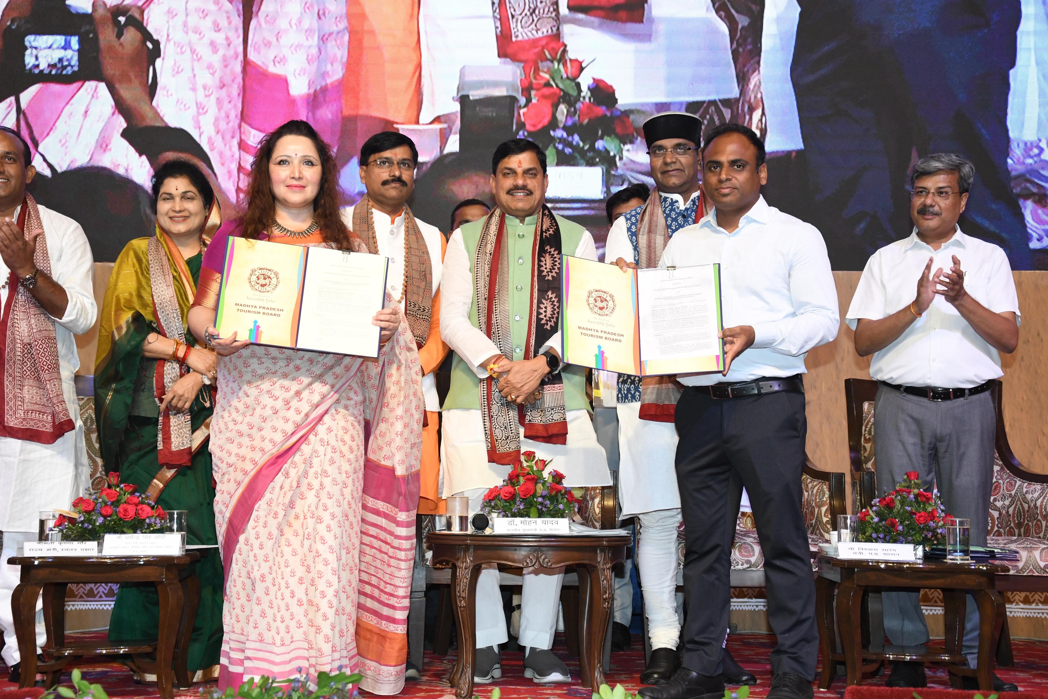 मुख्यमंत्री डॉ. यादव ने ग्रामीण पर्यटन परियोजना के अंतर्गत होम स्टे निर्माण के लक्ष्य की पूर्ति करने वाले 10 जिलों के कलेक्टर्स को सम्मानित किया। मुख्यमंत्री डॉ. यादव ने ग्रामीण पर्यटन परियोजना के अंतर्गत होम स्टे निर्माण के लक्ष्य की पूर्ति करने वाले 10 जिलों के कलेक्टर्स को सम्मानित किया।