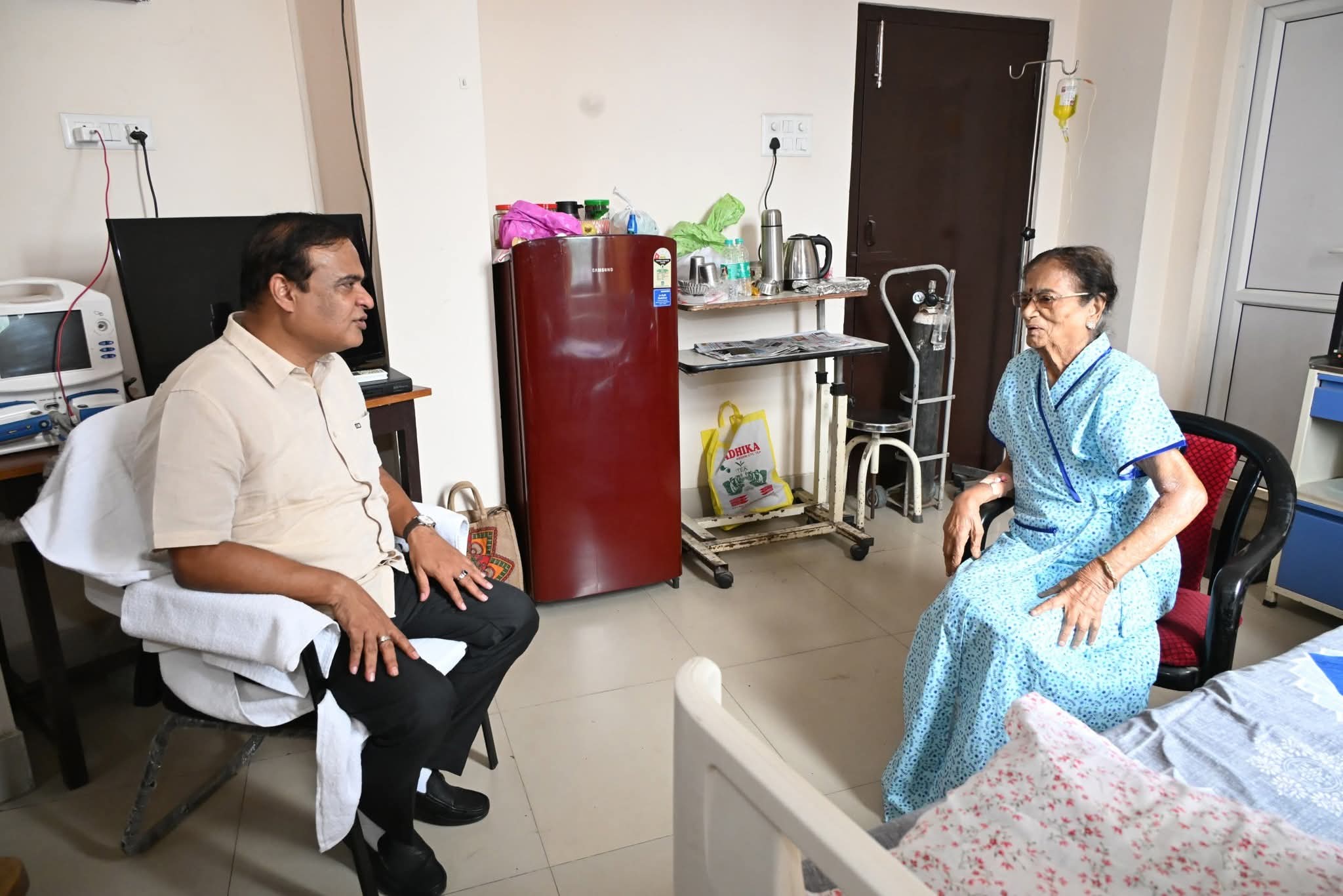 पूर्व सांसद बिजया चक्रवर्ती से मिलने जीएमसीएच पहुंचे मुख्यमंत्री डॉ हिमंत बिस्व सरमा की तस्वीर।
