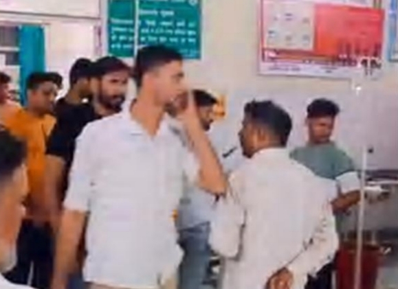 अस्पताल में मौजूद परिजन अस्पताल में मौजूद परिजन