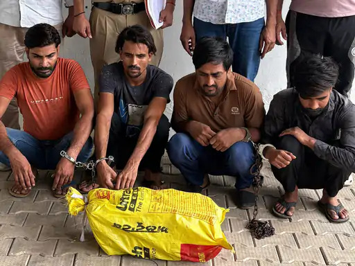 चार आरोपी पुलिस की गिरप्तर में चार आरोपी पुलिस की गिरप्तर में