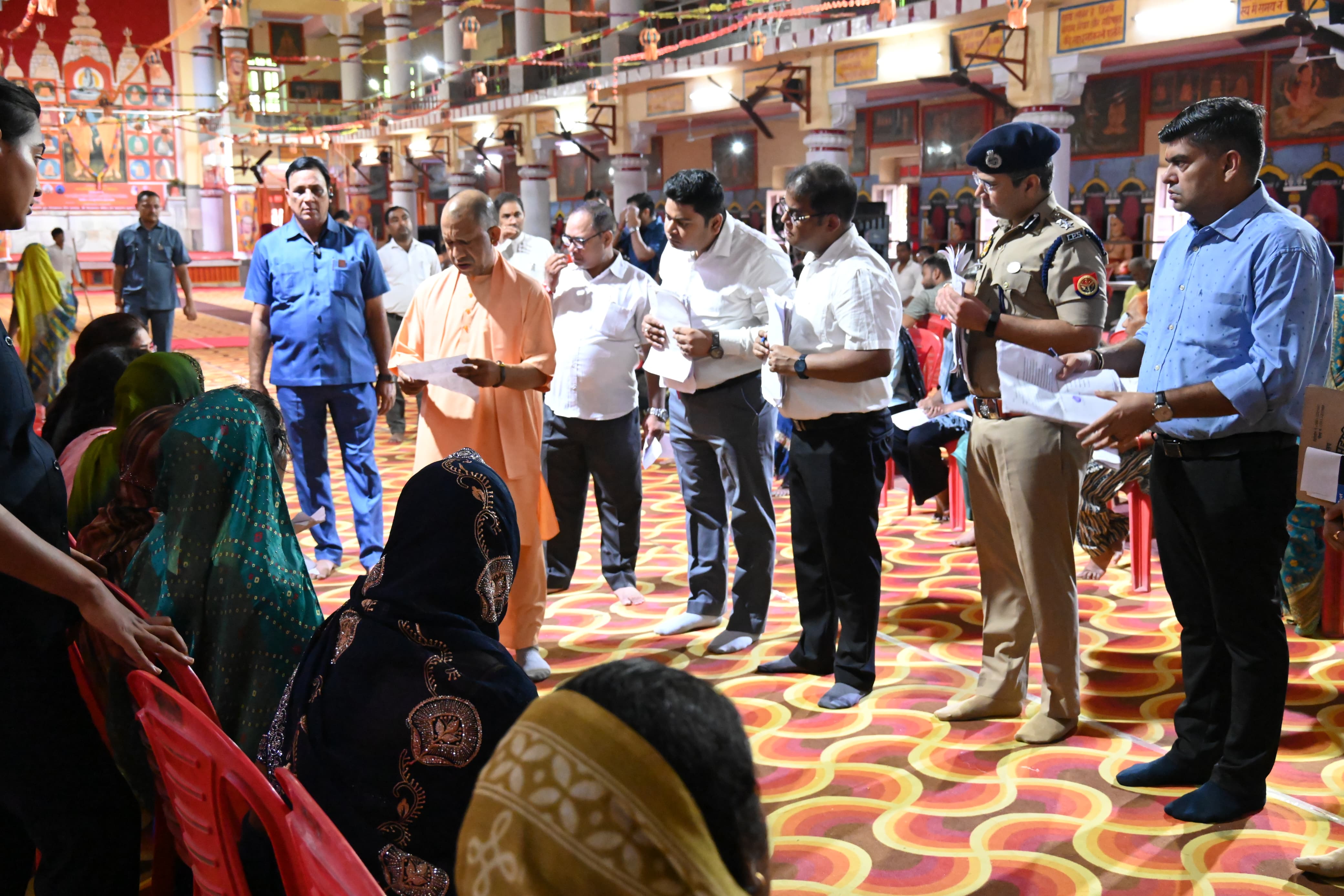 दूर दराज से आए हुए सभी फरियादियों की बारी बारी से सुनी समस्याएं, त्वरित निस्तारण के सम्बंधित को दिए निर्देश दूर दराज से आए हुए सभी फरियादियों की बारी बारी से सुनी समस्याएं, त्वरित निस्तारण के सम्बंधित को दिए निर्देश