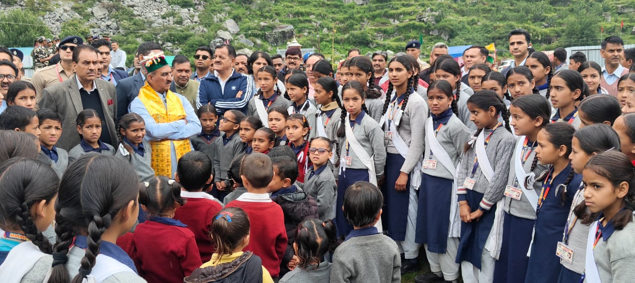 मुख्यमंत्री सरकारी स्कूल का निरीक्षण करते हुए मुख्यमंत्री सरकारी स्कूल का निरीक्षण करते हुए