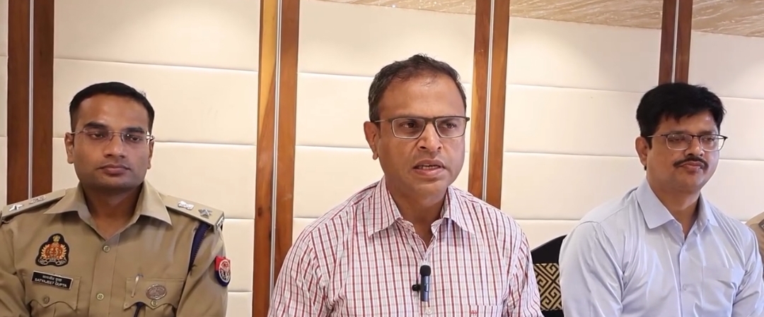 ऑपरेशन दिव्य दृष्टि की जानकारी देते पुलिस आयुक्त अखिल कुमार (मध्य में) ऑपरेशन दिव्य दृष्टि की जानकारी देते पुलिस आयुक्त अखिल कुमार (मध्य में)