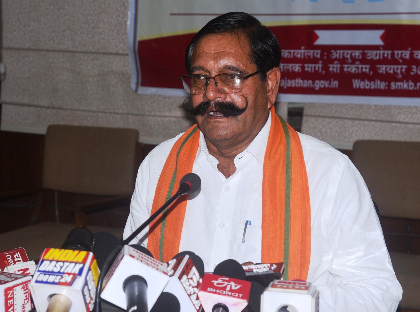 माटी कला कामगारों को तकनीकी संबंल और नि:शुल्क देगा मशीनें:प्रहलाद राय टाक माटी कला कामगारों को तकनीकी संबंल और नि:शुल्क देगा मशीनें:प्रहलाद राय टाक