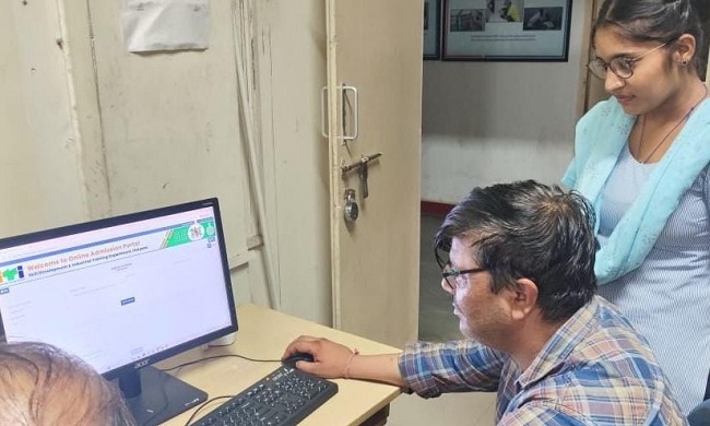 विद्यार्थियों ने प्रवेश के लिए कराया पंजीयन (फाइल फोटो) विद्यार्थियों ने प्रवेश के लिए कराया पंजीयन (फाइल फोटो)