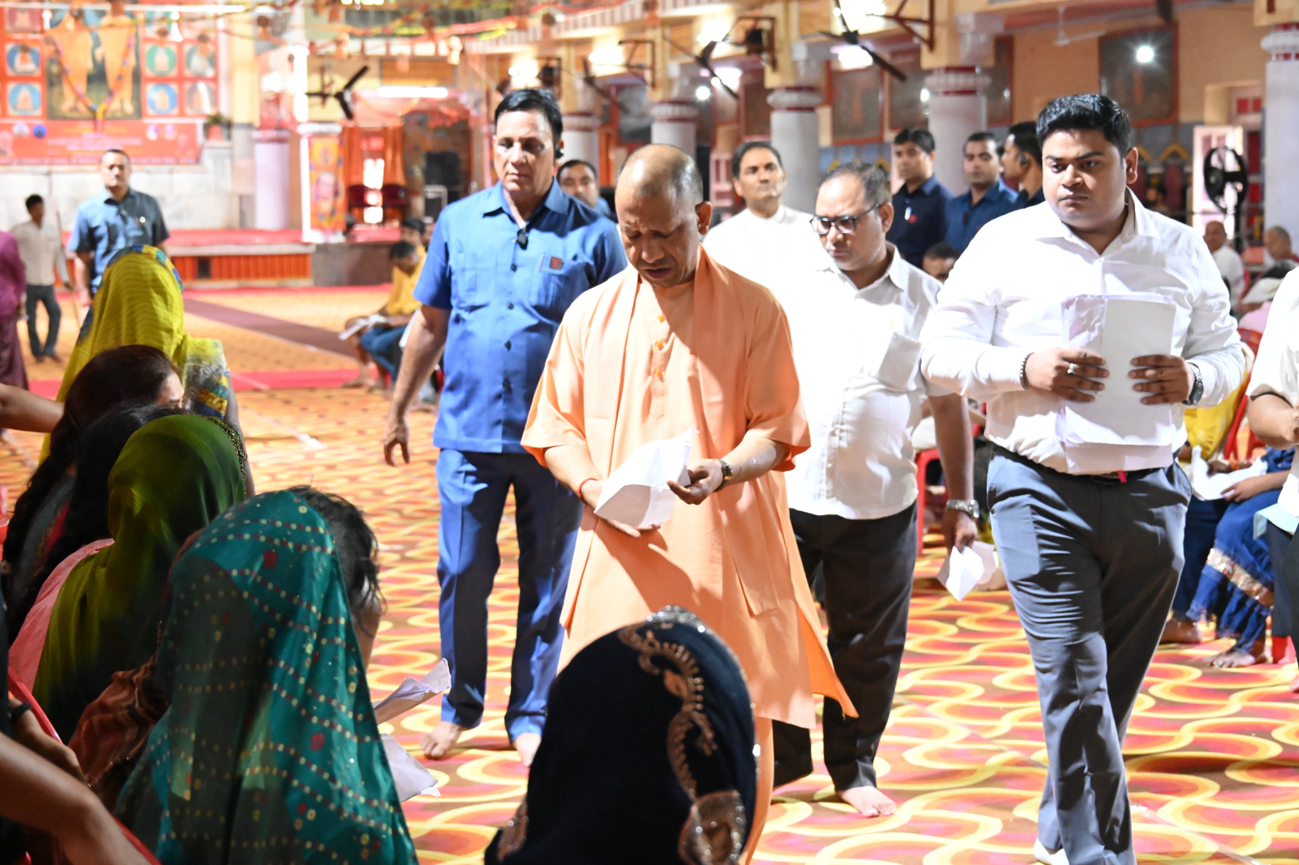 दूर दराज से आए हुए सभी फरियादियों की बारी बारी से सुनी समस्याएं, त्वरित निस्तारण के सम्बंधित को दिए निर्देश दूर दराज से आए हुए सभी फरियादियों की बारी बारी से सुनी समस्याएं, त्वरित निस्तारण के सम्बंधित को दिए निर्देश