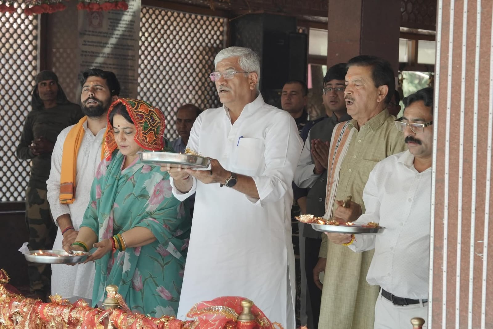 केंद्रीय संस्कृति एवं पर्यटन मंत्री शेखावत ने माता खीर भवानी के दरबार में नवाया शीश केंद्रीय संस्कृति एवं पर्यटन मंत्री शेखावत ने माता खीर भवानी के दरबार में नवाया शीश