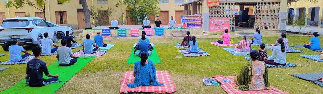योग प्रशिक्षण कार्यक्रम में भाग लेते अधिकारी व कर्मचारी।
