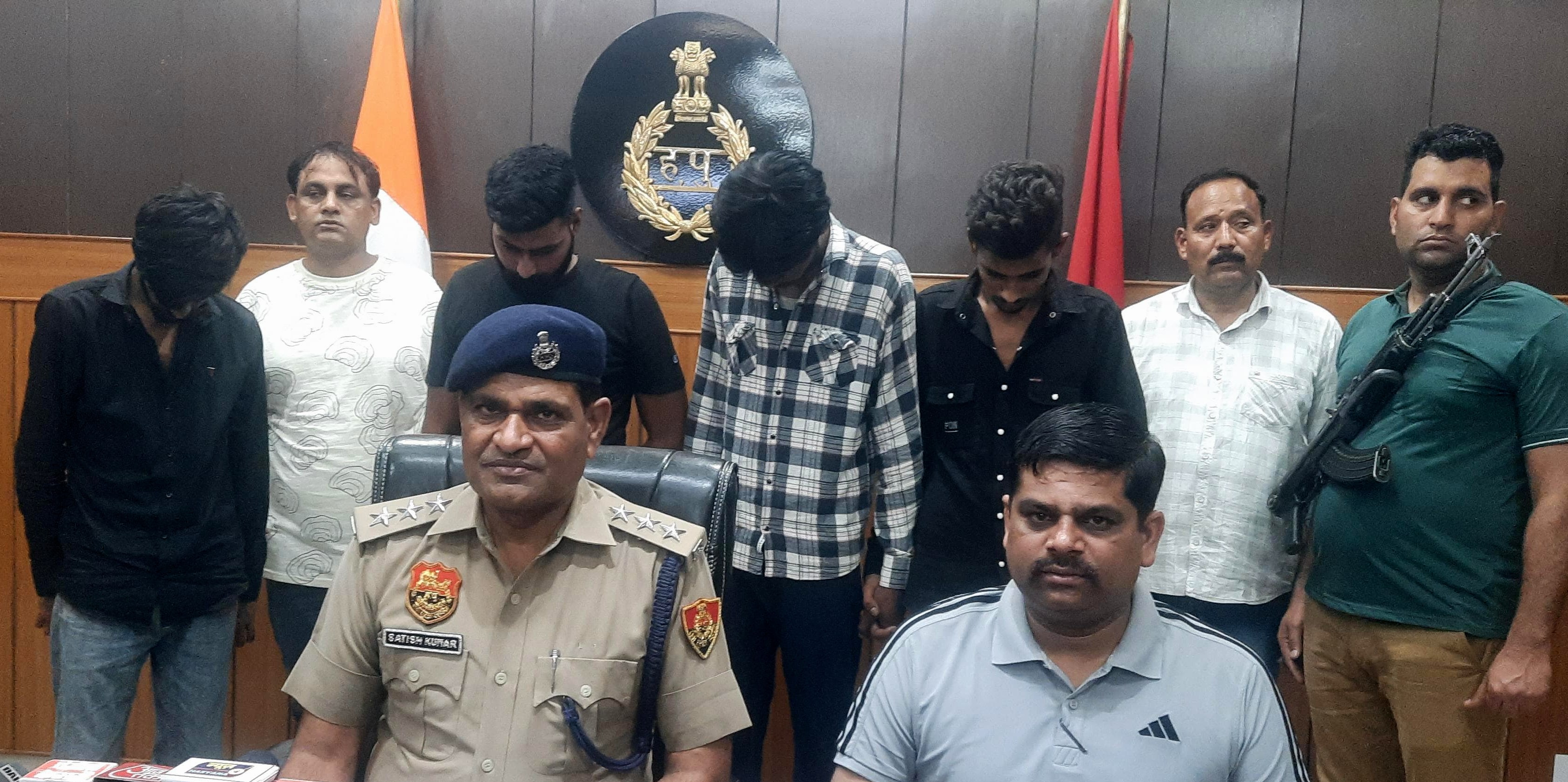पुलिस हिरासत में झपटमारों के बारे में जानकारी देते डीएसपी सतीश वत्स पुलिस हिरासत में झपटमारों के बारे में जानकारी देते डीएसपी सतीश वत्स