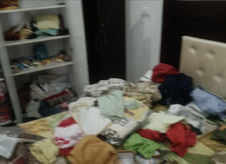चोरों ने अलमारियों के ताले तोड़कर पूरा घर खंगाल डाला, लाखों का माल साफ। चोरों ने अलमारियों के ताले तोड़कर पूरा घर खंगाल डाला, लाखों का माल साफ।