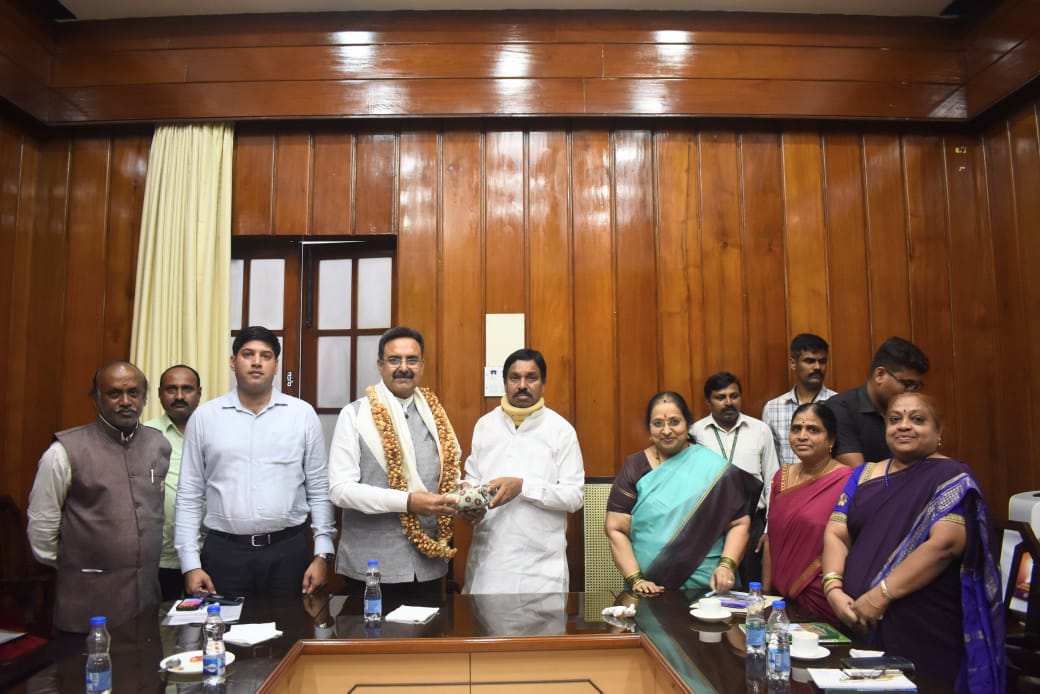 हरियाणा विधानसभा अध्यक्ष हरविंद्र कल्याण कर्नाटक विधानसभा का दौरा करते हुए हरियाणा विधानसभा अध्यक्ष हरविंद्र कल्याण कर्नाटक विधानसभा का दौरा करते हुए
