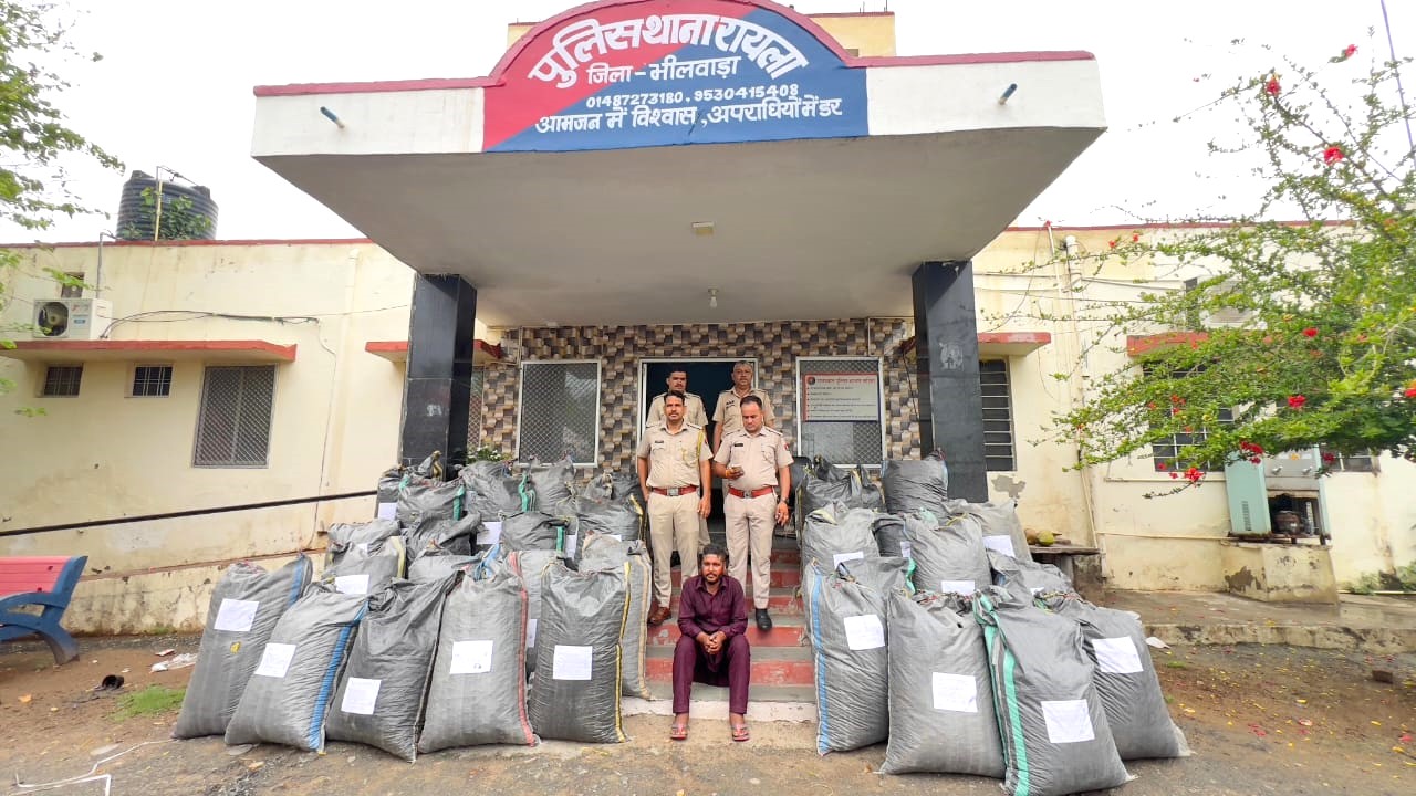 ट्रक कंटेनर से 688 किलो डोडा पोस्त के साथ एक तस्कर गिरफ्तार ट्रक कंटेनर से 688 किलो डोडा पोस्त के साथ एक तस्कर गिरफ्तार