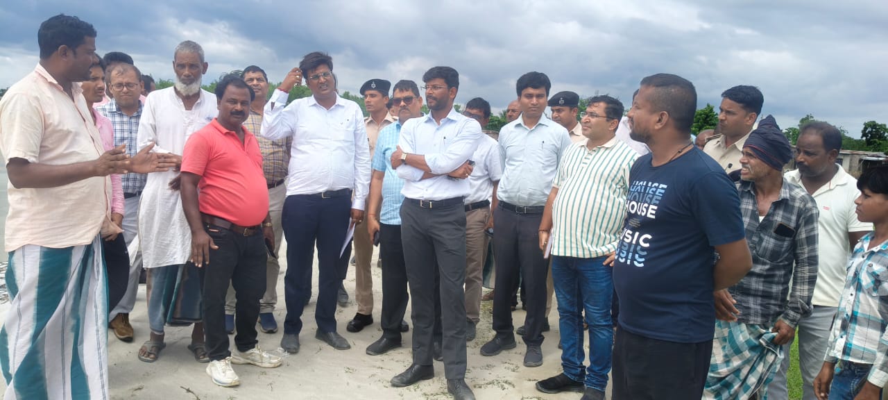 अररिया फोटो:डीएम बाद प्रभावित सिकटी में ग्रामीणों से बातचीत करते अररिया फोटो:डीएम बाद प्रभावित सिकटी में ग्रामीणों से बातचीत करते