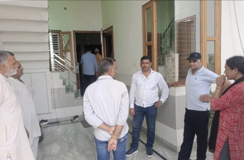 चोरी की वारदात के बाद घटनास्थल पर पहुंचे परिजन और मोहल्लेवासी, स्थानीय स्तर पर मुआयना करते हुए। चोरी की वारदात के बाद घटनास्थल पर पहुंचे परिजन और मोहल्लेवासी, स्थानीय स्तर पर मुआयना करते हुए।
