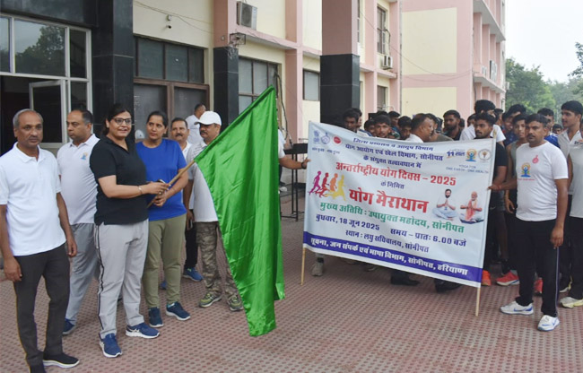 सोनीपत: नगराधीश डॉ. अनमोल ने कार्यक्रम की शुरुआत करते हुए हरी झण्डी दिखाकर मैराथन को रवाना करते हुए सोनीपत: नगराधीश डॉ. अनमोल ने कार्यक्रम की शुरुआत करते हुए हरी झण्डी दिखाकर मैराथन को रवाना करते हुए