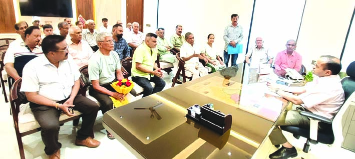 डीएम से मुलाकात करते हए