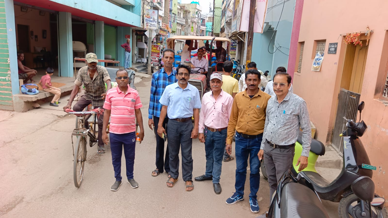 सदर मार्ग में व्यवसायियों को समझाईश देने निकले नगर निगम कर्मचारी। सदर मार्ग में व्यवसायियों को समझाईश देने निकले नगर निगम कर्मचारी।