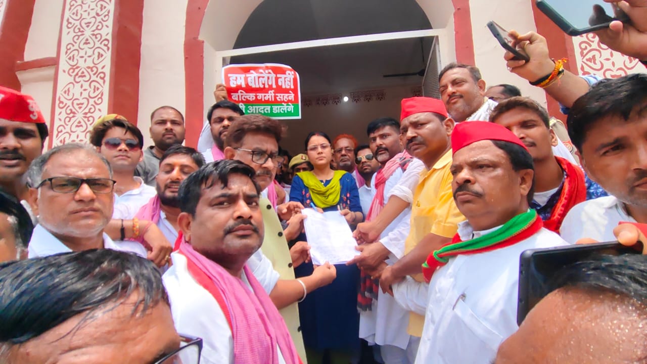 सपा कार्यकर्ता का प्रदर्शन सपा कार्यकर्ता का प्रदर्शन