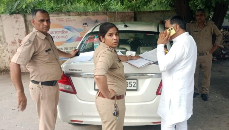तहकीकात करती पुलिस तहकीकात करती पुलिस