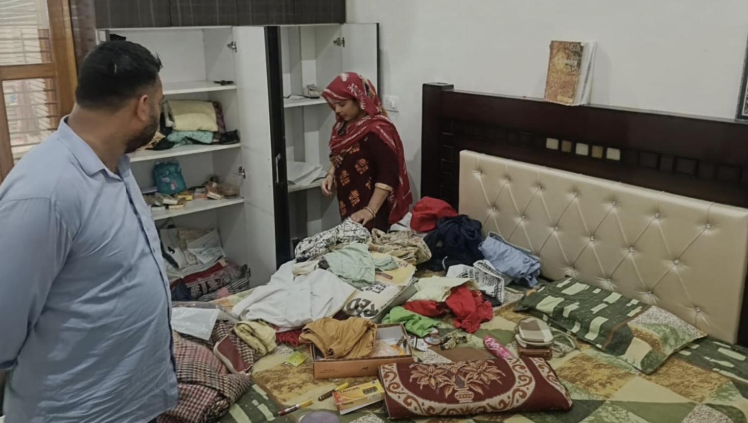 चोरी के बाद घर के बिखरे हालात का मुआयना करती पीड़ित महिला व परिजन। अलमारी से जेवरात और नकदी गायब। चोरी के बाद घर के बिखरे हालात का मुआयना करती पीड़ित महिला व परिजन। अलमारी से जेवरात और नकदी गायब।