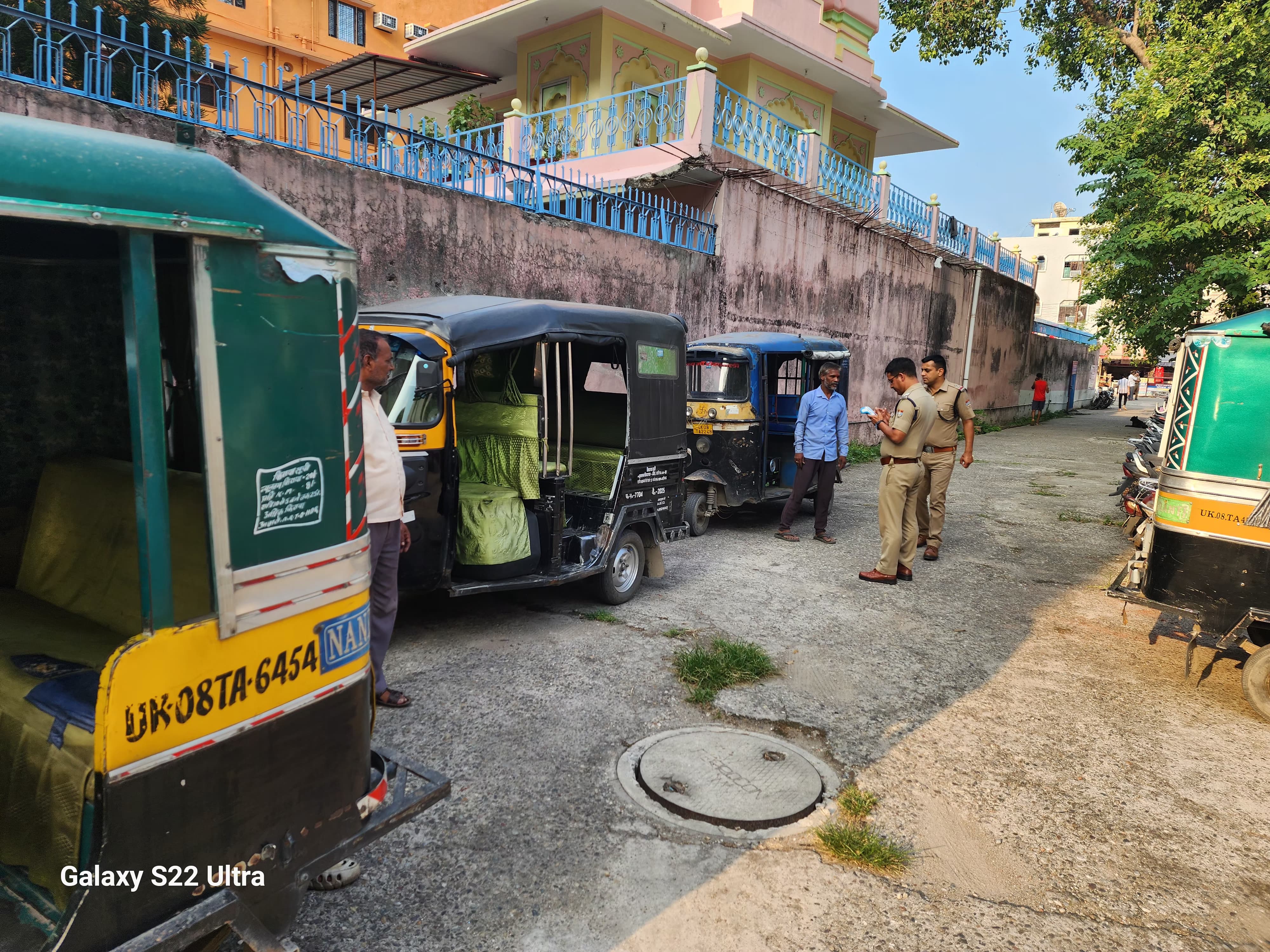 चलन काटती पुलिस चलन काटती पुलिस