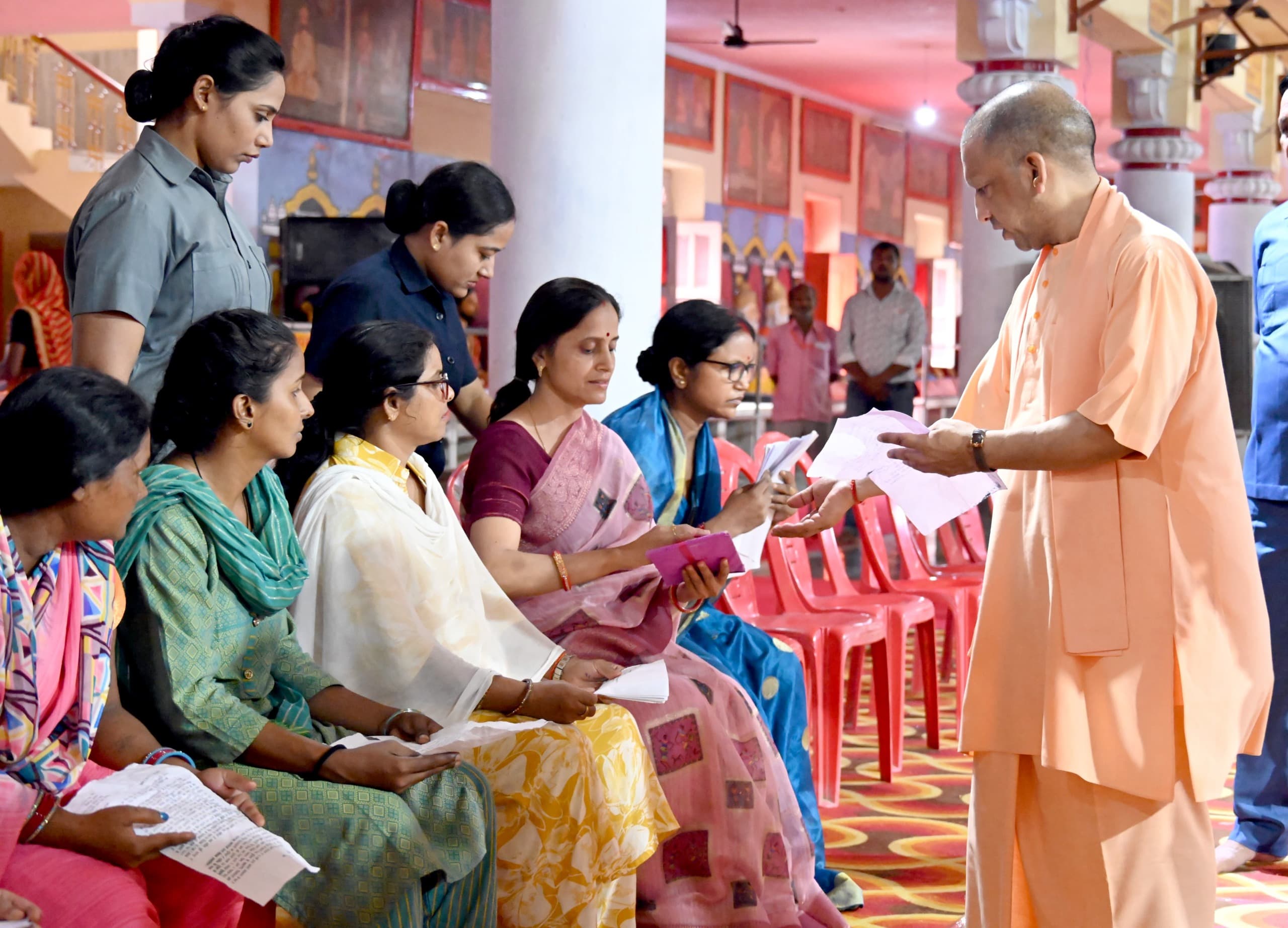 जनता दर्शन में गंभीर बीमारियों के इलाज के लिए मदद मांगने आए लोगों को सीएम योगी ने किया आश्वस्त* जनता दर्शन में गंभीर बीमारियों के इलाज के लिए मदद मांगने आए लोगों को सीएम योगी ने किया आश्वस्त*