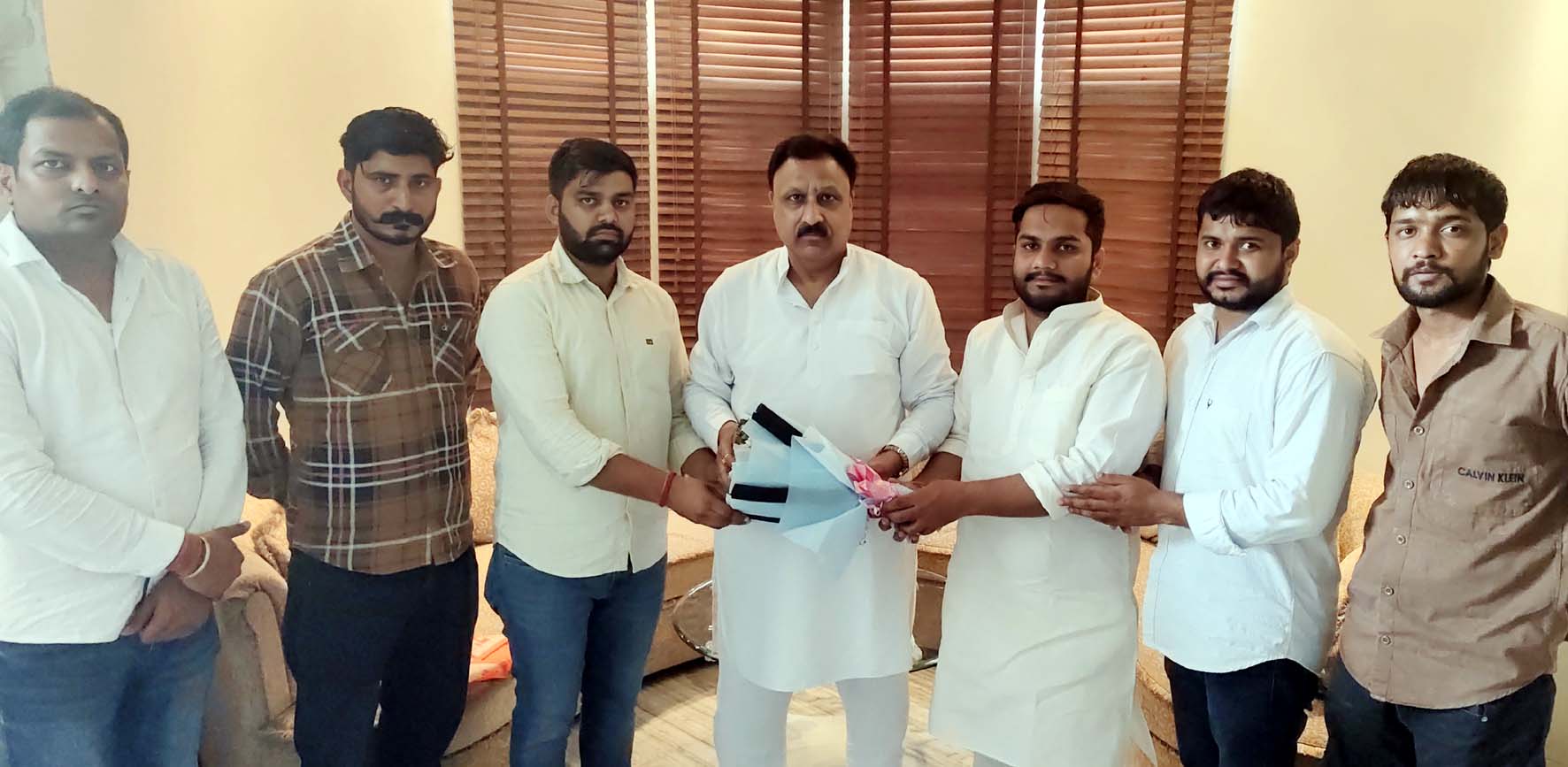 कांग्रेस पार्टी के प्रदेश सीनियर प्रवक्ता बजरंग गर्ग से आशीर्वाद लेते भारत सोनी कांग्रेस पार्टी के प्रदेश सीनियर प्रवक्ता बजरंग गर्ग से आशीर्वाद लेते भारत सोनी