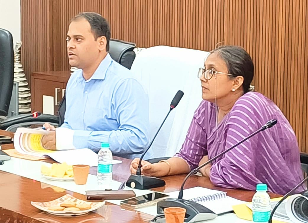 कलेक्ट्रेट सभागार में डीएम की अध्यक्षता में बाढ़ से पूर्व तैयारियों की समीक्षा हुई कलेक्ट्रेट सभागार में डीएम की अध्यक्षता में बाढ़ से पूर्व तैयारियों की समीक्षा हुई