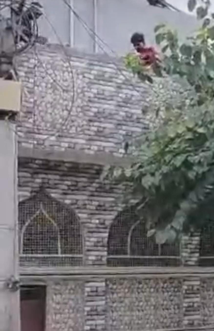 नगर पालिका की जमीन पर बनी रजा ए मुस्तफा मस्जिद को खुद ही तुड़वाती इंतजामिया कमेटी। नगर पालिका की जमीन पर बनी रजा ए मुस्तफा मस्जिद को खुद ही तुड़वाती इंतजामिया कमेटी।