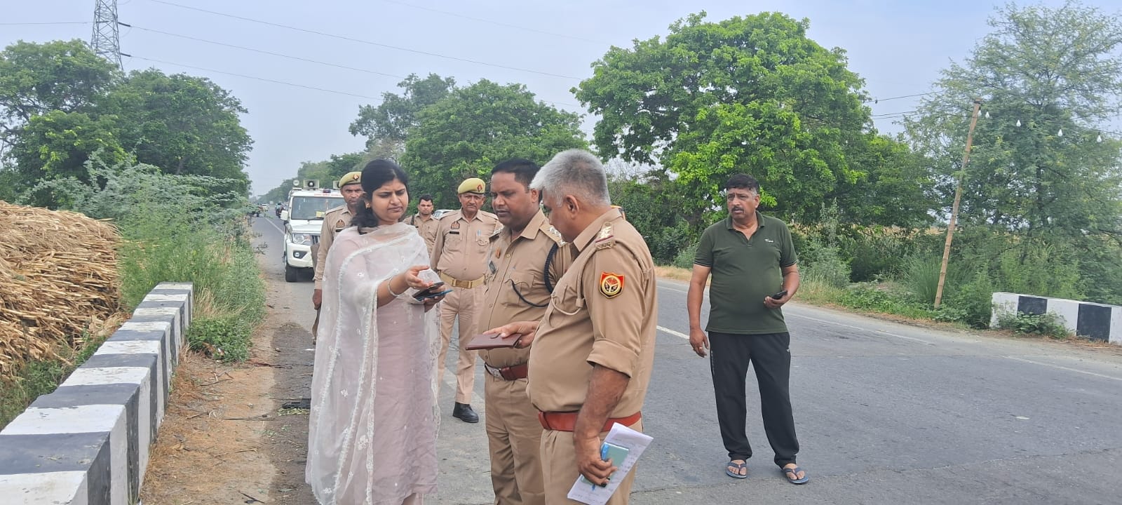 घटना की जांच करते अधिकारी घटना की जांच करते अधिकारी