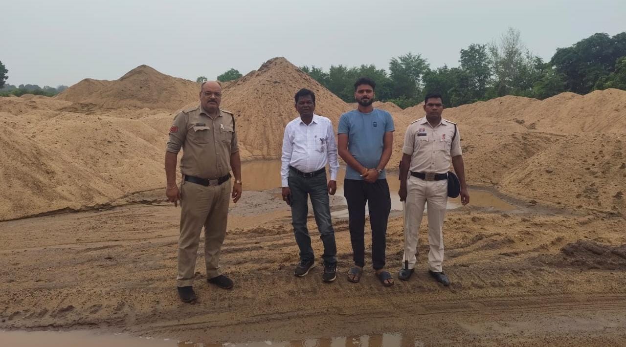 जांजगीर-चांपा में अवैध रेत उत्खनन पर पुलिस की बड़ी कार्रवाई: 87 वाहनों को किया गया जप्त, 4200 घन मीटर अवैध रेत का भंडारण पकड़ा गया जांजगीर-चांपा में अवैध रेत उत्खनन पर पुलिस की बड़ी कार्रवाई: 87 वाहनों को किया गया जप्त, 4200 घन मीटर अवैध रेत का भंडारण पकड़ा गया