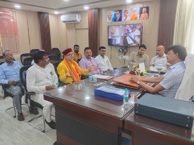 वार्ता करते वार्ता करते