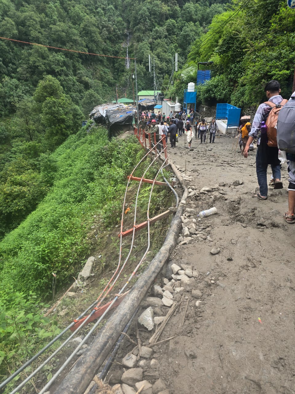 केदारनाथ धाम की पैदल यात्रा मार्ग पर जंगलचट्टी केदारनाथ धाम की पैदल यात्रा मार्ग पर जंगलचट्टी
