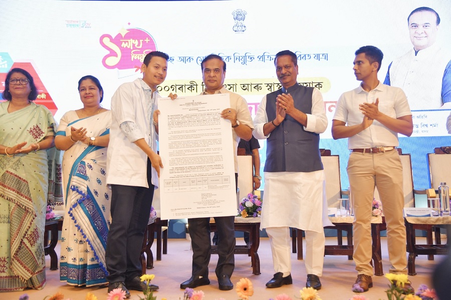 गुवाहाटीः जीएमसीएच के ऑडिटोरियम में 400 चिकित्सा एवं स्वास्थ्य अधिकारियों को नियुक्ति पत्र सौंपते मुख्यमंत्री डॉ. हिमंत बिस्व सरमा।