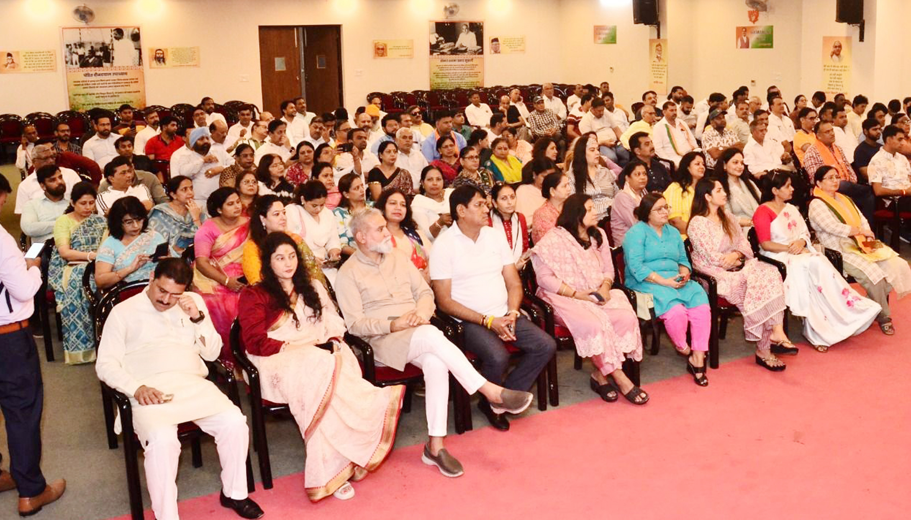 गुरुग्राम स्थित भाजपा कार्यालय में सिद्धि से समृद्धि तक कार्यक्रम के तहत कार्यशाला में मौजूद भाजपा कार्यकर्ता। गुरुग्राम स्थित भाजपा कार्यालय में सिद्धि से समृद्धि तक कार्यक्रम के तहत कार्यशाला में मौजूद भाजपा कार्यकर्ता।