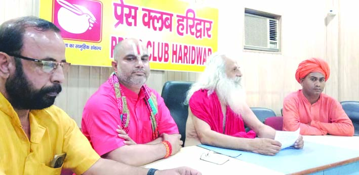 पत्रकारों से वार्ता करते हुए पत्रकारों से वार्ता करते हुए