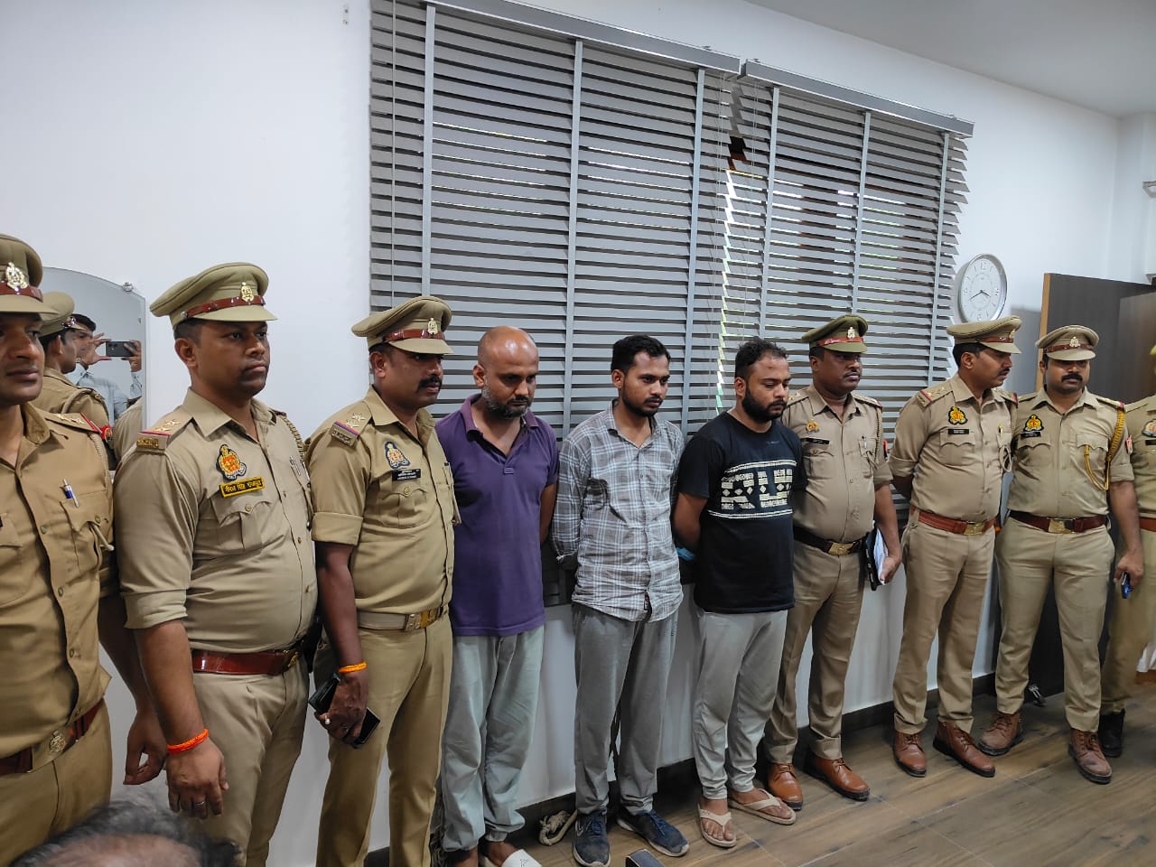 पुलिस की गिरफ्त में आरोपित पुलिस की गिरफ्त में आरोपित