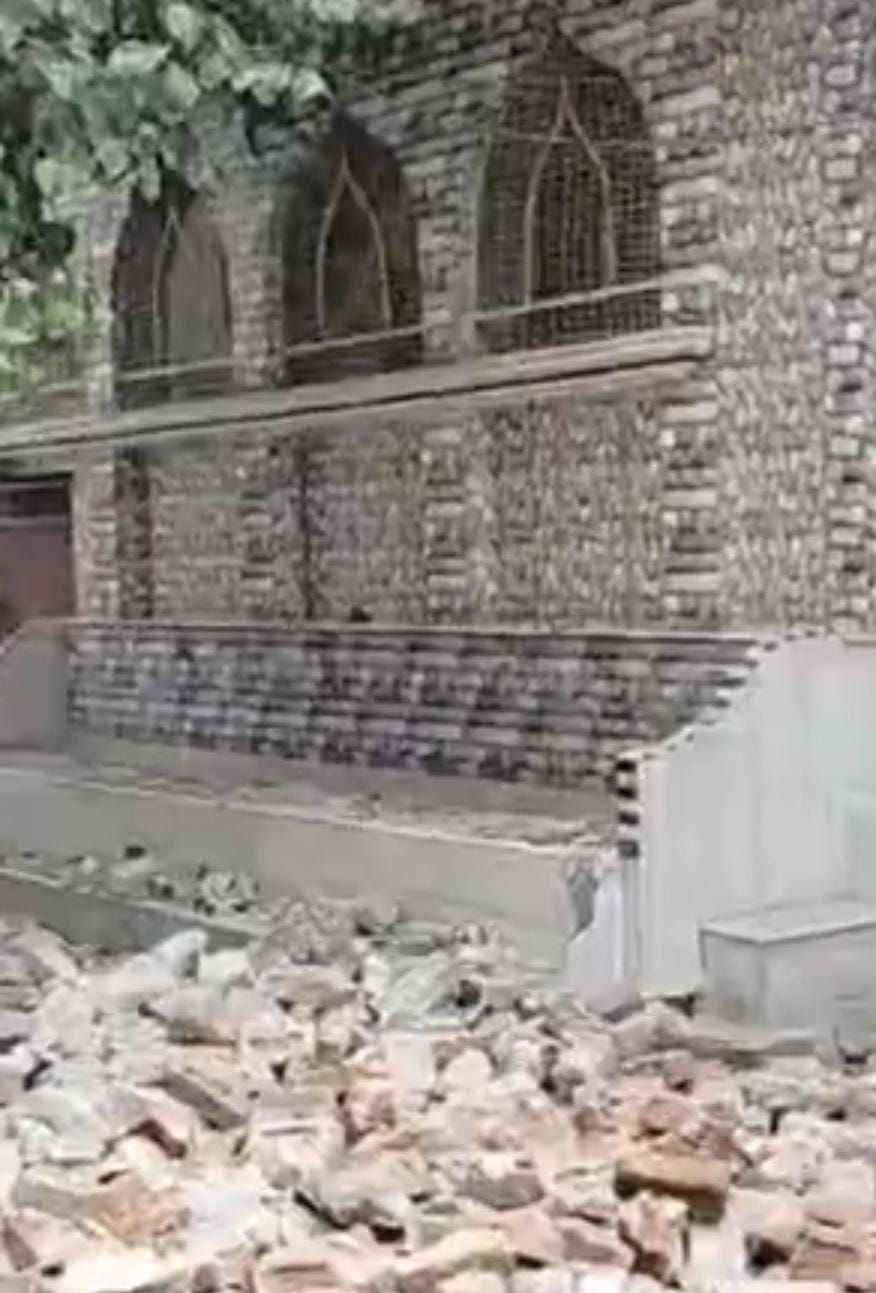नगर पालिका की जमीन पर बनी रजा ए मुस्तफा मस्जिद को खुद ही तुड़वाती इंतजामिया कमेटी। नगर पालिका की जमीन पर बनी रजा ए मुस्तफा मस्जिद को खुद ही तुड़वाती इंतजामिया कमेटी।