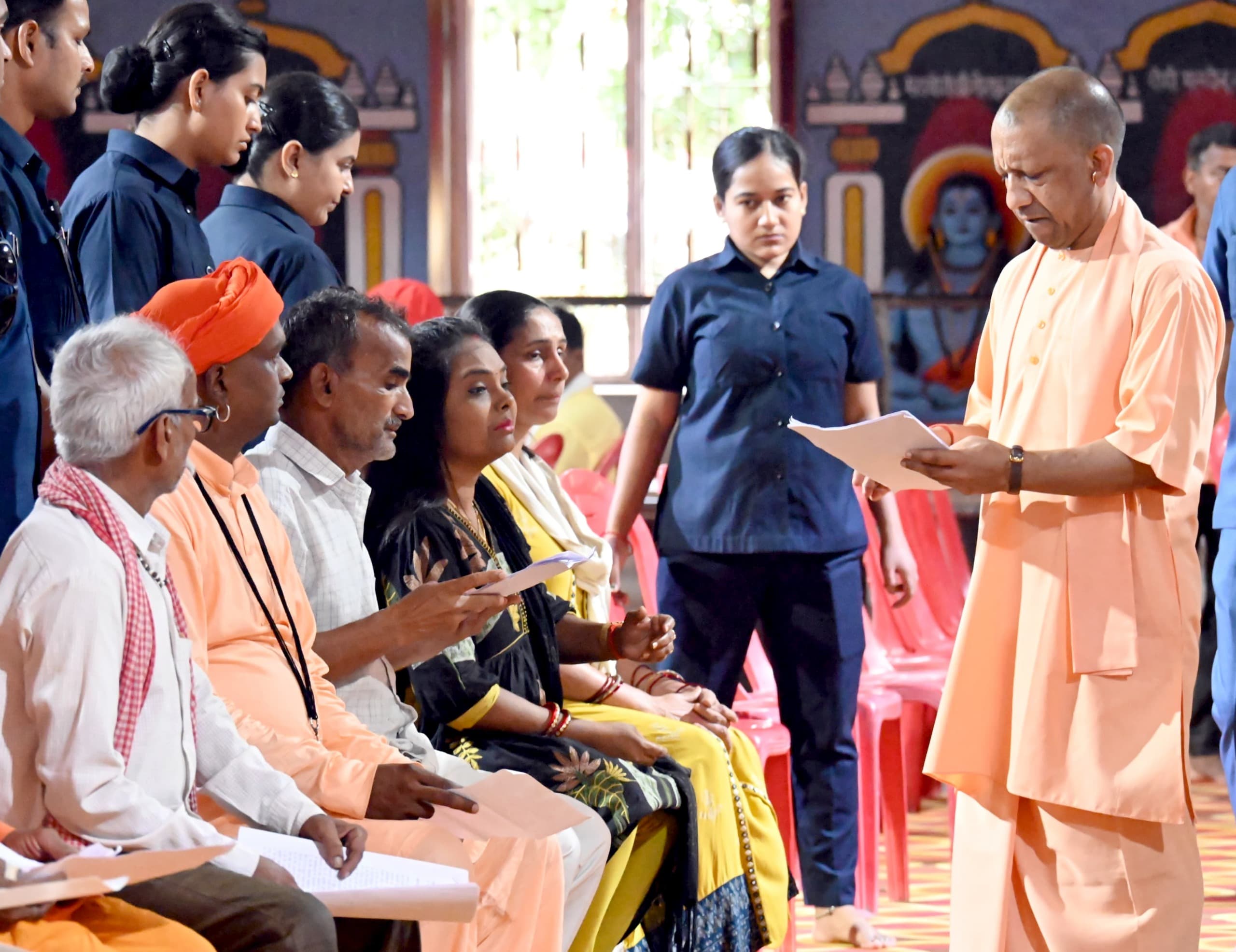 जनता दर्शन में गंभीर बीमारियों के इलाज के लिए मदद मांगने आए लोगों को सीएम योगी ने किया आश्वस्त* जनता दर्शन में गंभीर बीमारियों के इलाज के लिए मदद मांगने आए लोगों को सीएम योगी ने किया आश्वस्त*