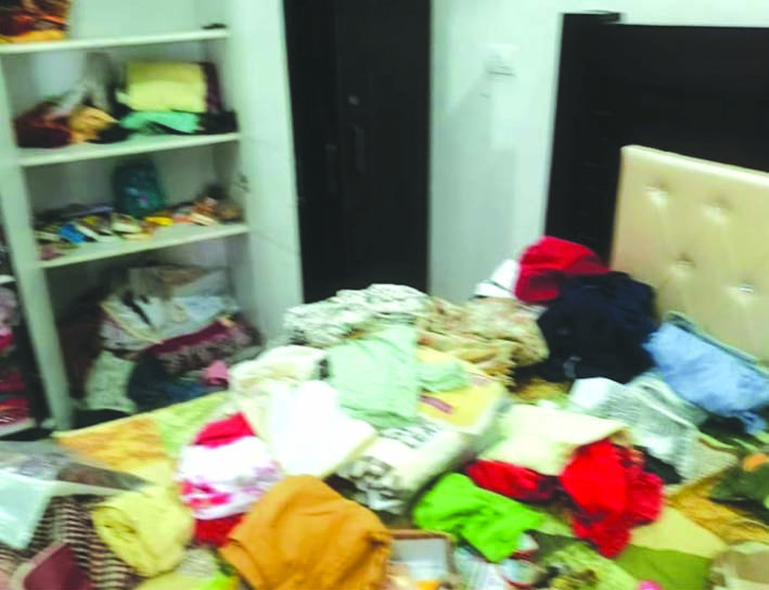 घर में बिखरा पड़ा सामान घर में बिखरा पड़ा सामान