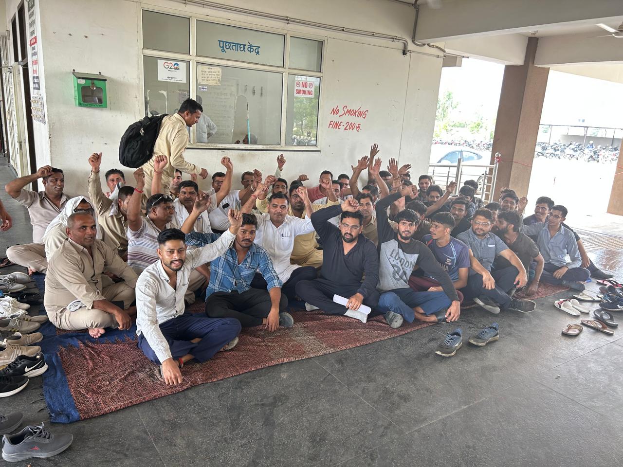 मांगों को लेकर नारेबाजी करते हुए रोडवेज कर्मचारी। मांगों को लेकर नारेबाजी करते हुए रोडवेज कर्मचारी।