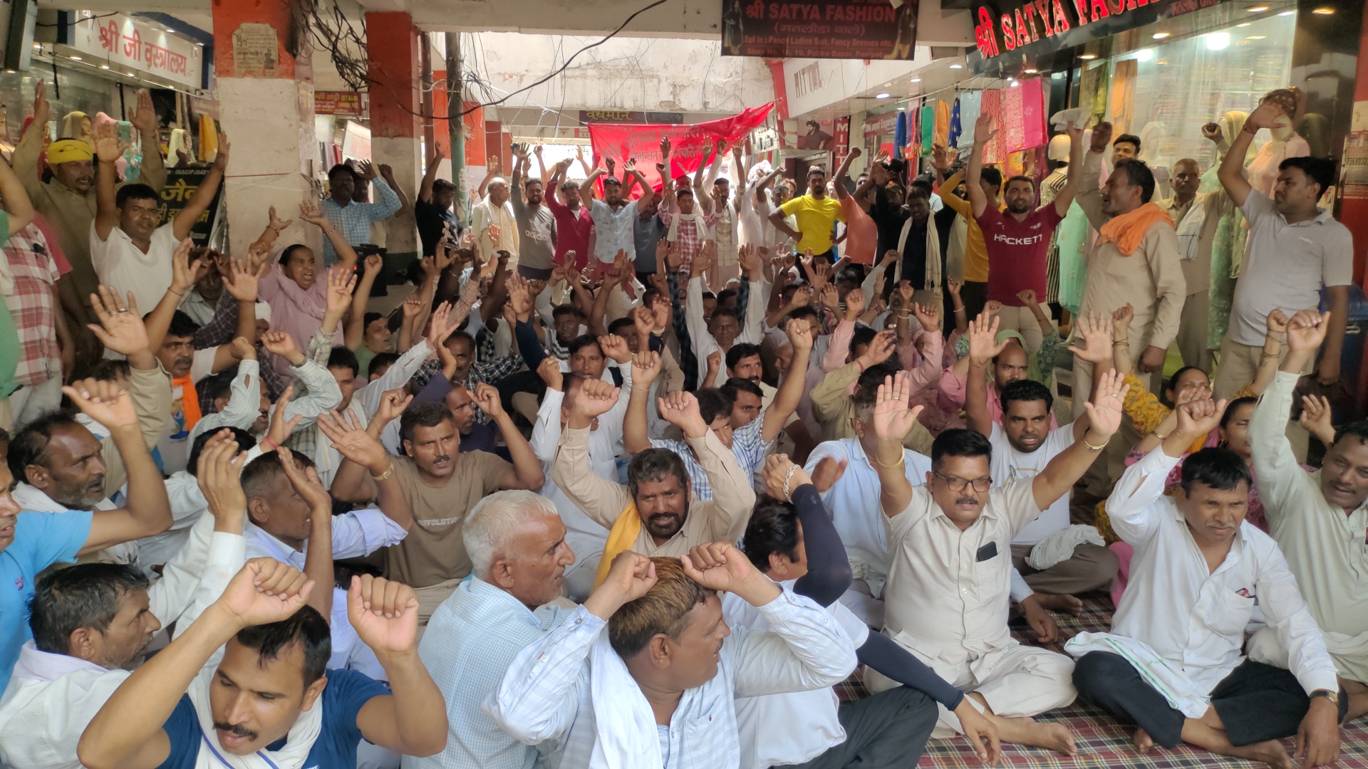 नगर निगम कमिश्नर के खिलाफ नारेबाजी करते सफाई कर्मचारी नगर निगम कमिश्नर के खिलाफ नारेबाजी करते सफाई कर्मचारी