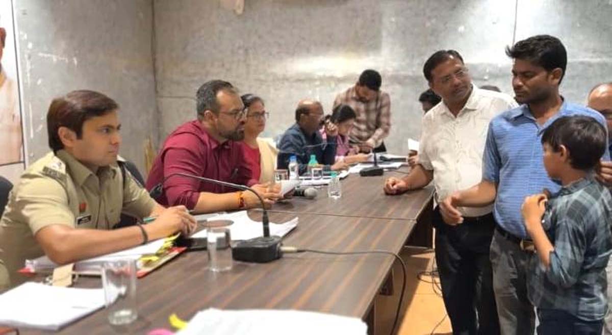 कलेक्टर जनदर्शन में पहुंचे छात्र यश कुमार कलेक्टर जनदर्शन में पहुंचे छात्र यश कुमार